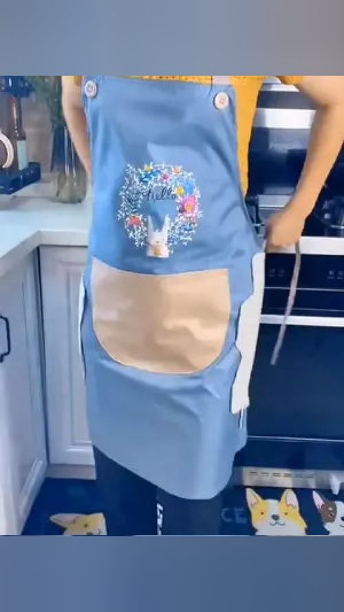 炒菜時帶上圍裙才不會被油濺到,這個圍裙防水材質,還能擦手,還有個大口袋 防水防油圍裙 家居好物 實用好物 廚房好物